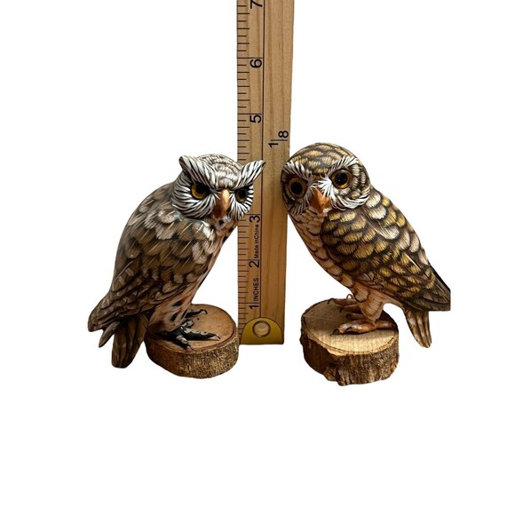 Vintage Set Of 2 Hand Carved and Painted‎ Wood Owl Figurines On Wood Slices - Picture 5 of 10